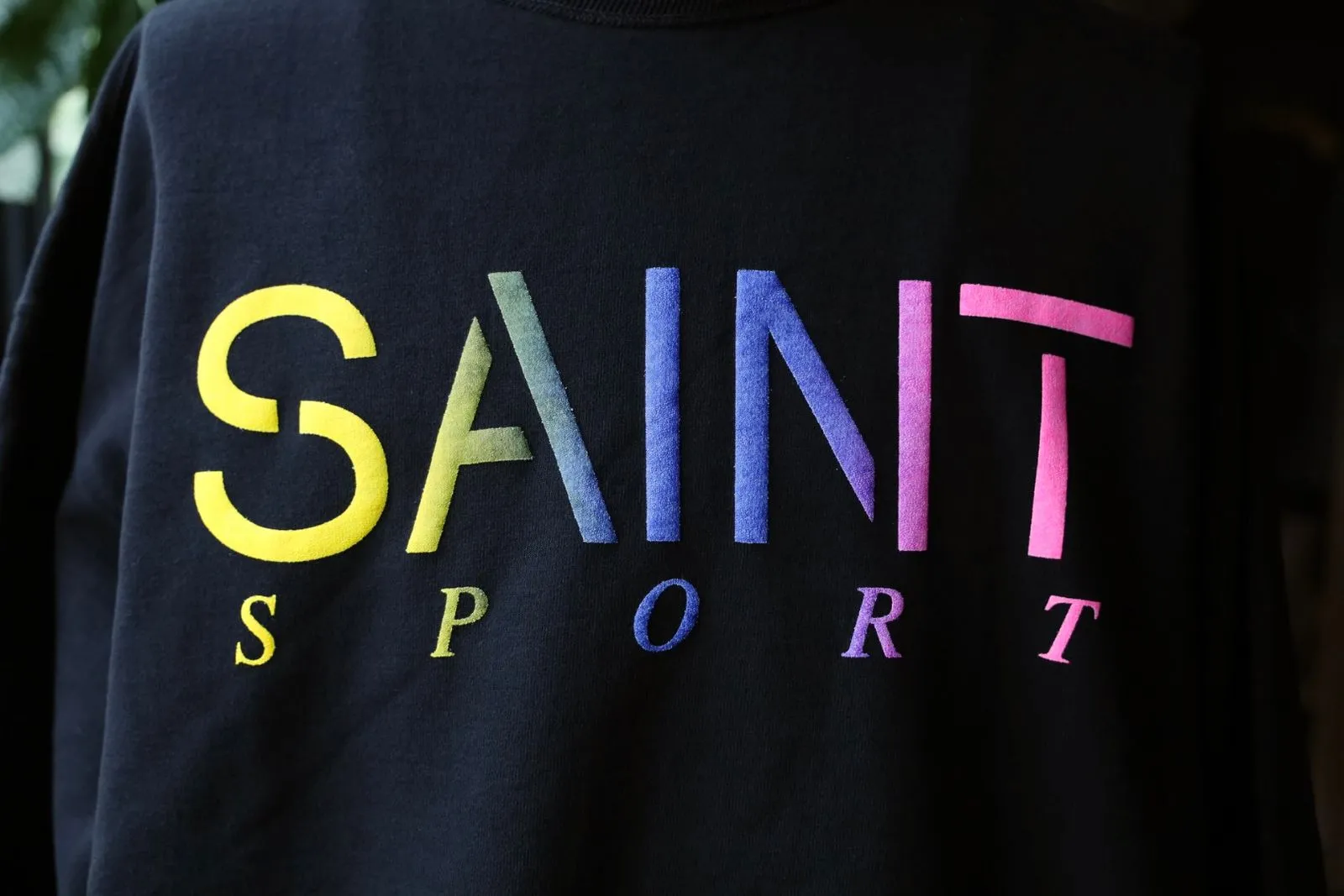 SAINT Mxxxxxx CRW NECK SWET/SAINT SPORT/BLK Colorful Gradient SAINT Round Neck Sweatshirt Black S-XL Original 420g David's Cloth Light Fleece Genuine Plate Main Mark Washing Mark and Other Accessories Complete and Correct Correct Level of Printing Technology Natural Gradient Transition Original Loose Fit Comfortable and Easy to Wear